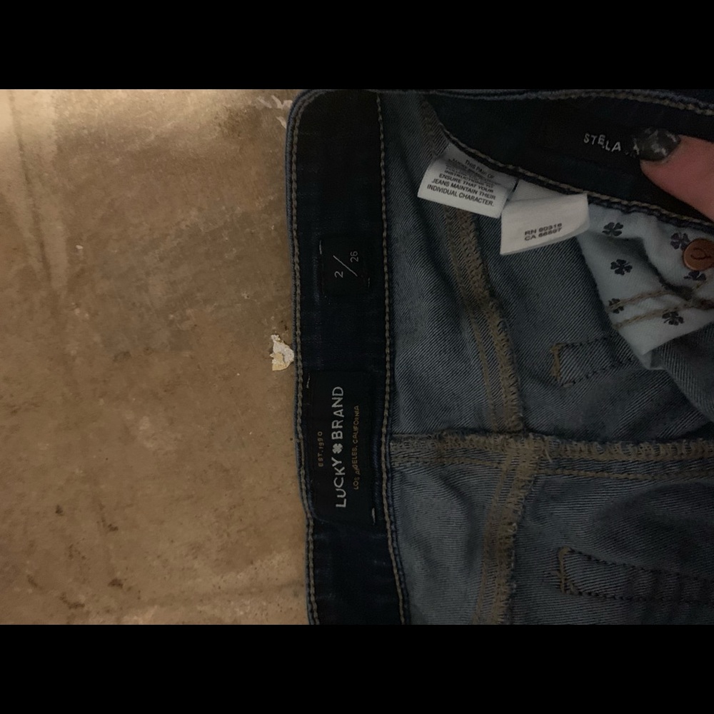 Lucky brand size 2/26 dark wash jeans